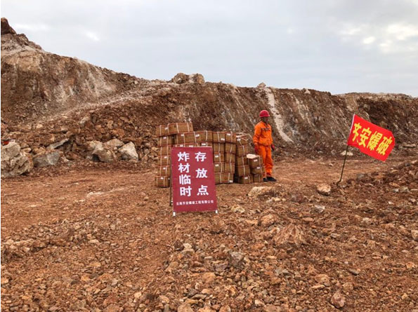 昆明市滇池东岸关停矿区矿山地质环境恢复治理工程爆破现场风采